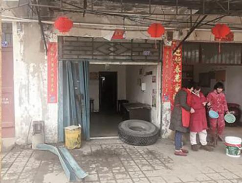 轮胎脱落砸开大门