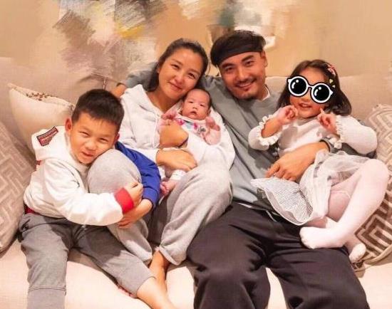 何洁诞下第三胎