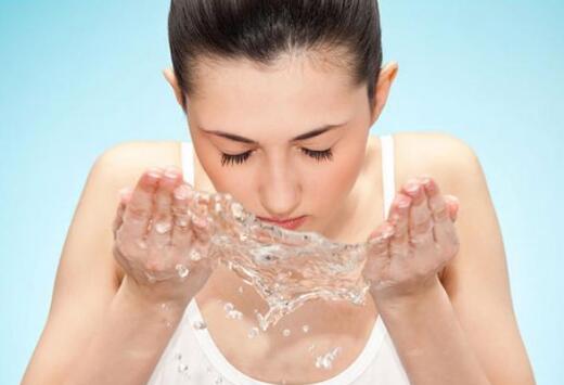 洗完脸先用水还是先用乳