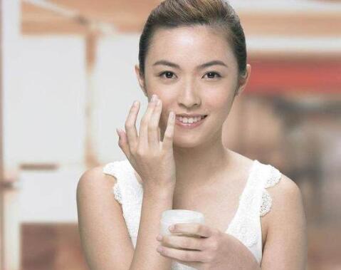 洗完脸先用水还是先用乳