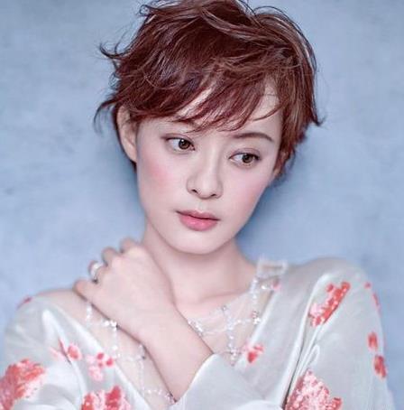 额头宽发际线高适合什么发型