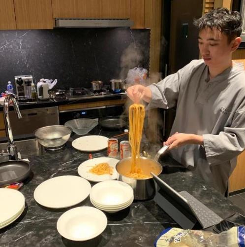 王思聪深夜做面条