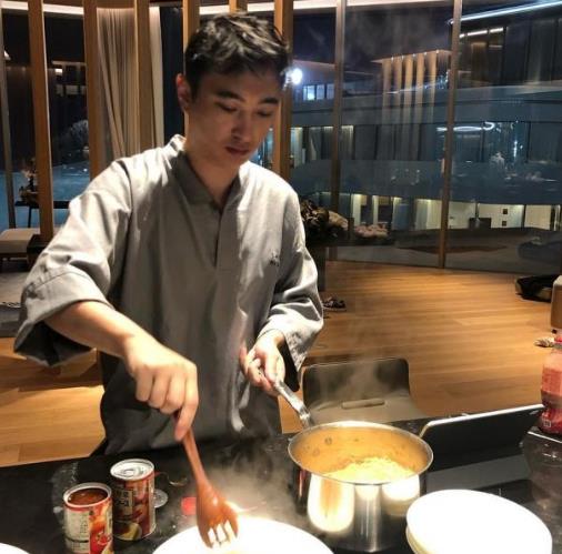 王思聪深夜做面条