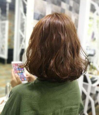 烫发以后用什么打理