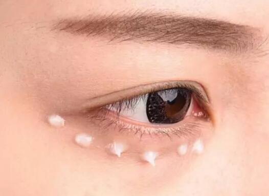 化妆时眼霜什么时候擦