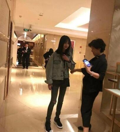 青春斗发布会郑爽甜美穿搭介绍