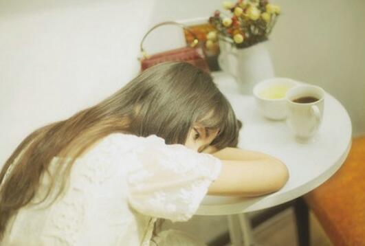 拥挤的公车上跟随人流晃动