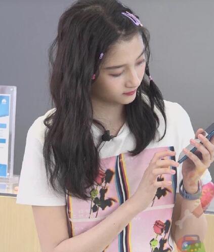 关晓彤直播私服T恤是什么品牌的