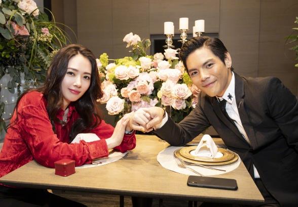 向佐郭碧婷怎么认识的