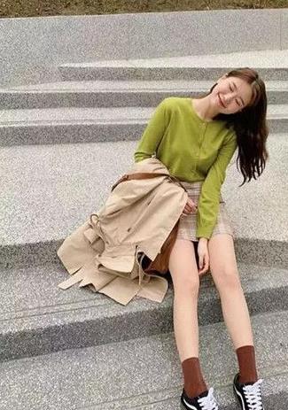 春天草木绿色衣服怎么搭配好看