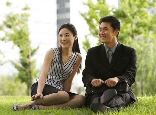 男人摸你的脸颊代表什么