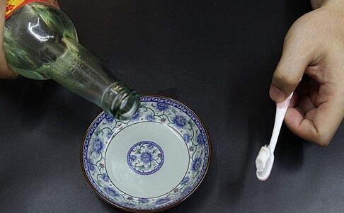 牙膏去眼袋怎么用
