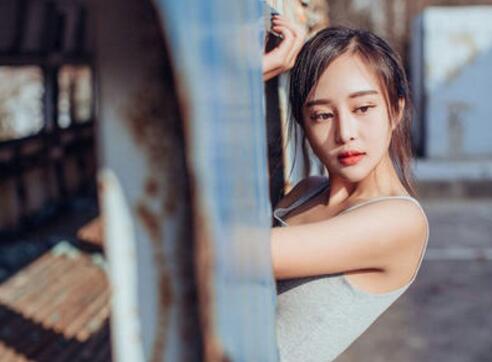 女房东半夜回家敲我房门