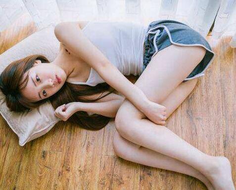 女房东半夜回家敲我房门
