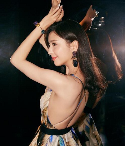 佟丽娅露背连衣裙性感美丽