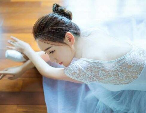 老师把我带去了她房间
