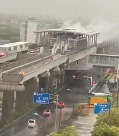 上海地铁站遭雷击