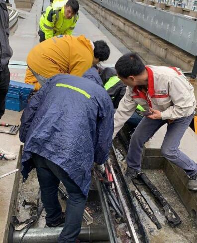 上海地铁站遭雷击