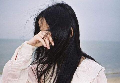 老板跟员工在办公室暧昧