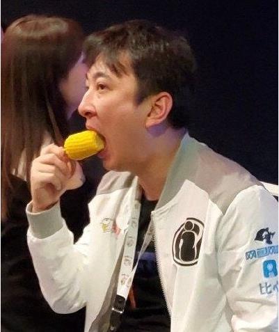 王思聪吃热狗什么梗