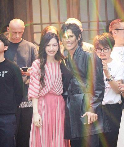 向佐郭碧婷怎么认识的