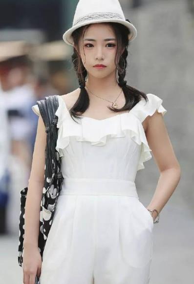 夏天穿白衣服怎么搭好看