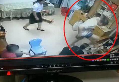 男子狠踩小孩伤脚