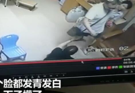 男子狠踩小孩伤脚