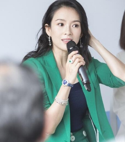 章子怡绿色西装亮相记者会