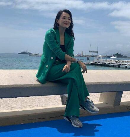 章子怡绿色西装亮相记者会