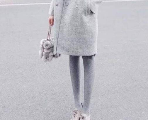 灰色打的裤配什么衣服