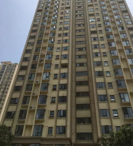 男子坠楼砸中路人
