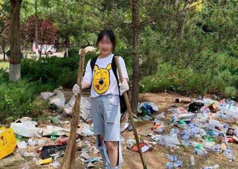 运垃圾进公园摆拍