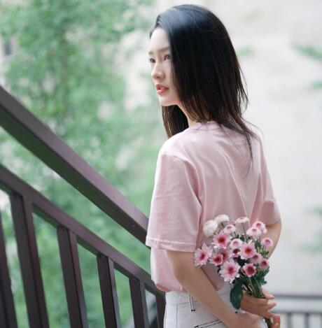 李沁夏日写真衣服是什么品牌的