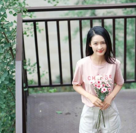 李沁夏日写真衣服是什么品牌的