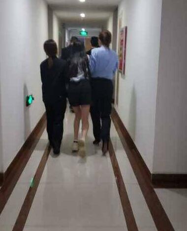 一家5人出游1人还