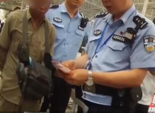 女孩被陌生男亲醒