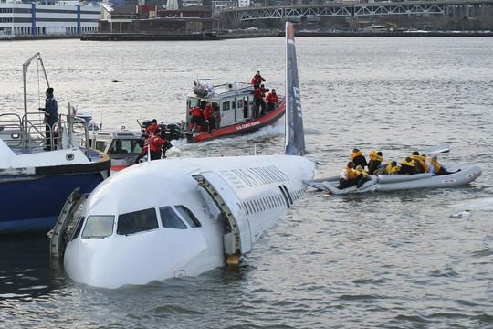 波音737起飞爆胎