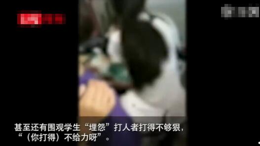 8女生围殴1女生