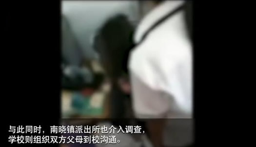 8女生围殴1女生