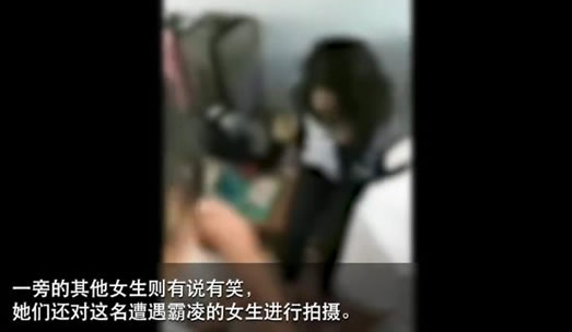 8女生围殴1女生