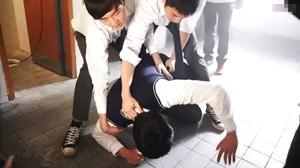 8女生围殴1女生