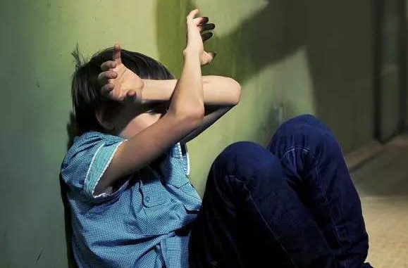 8女生围殴1女生
