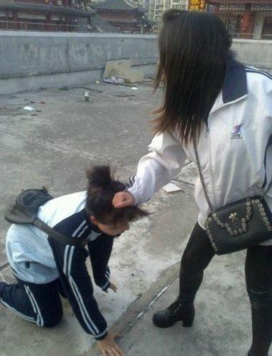 8女生围殴1女生