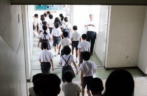 8女生围殴1女生