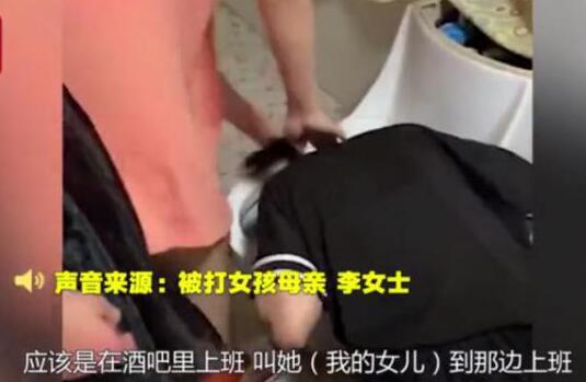 少女被摁马桶暴打