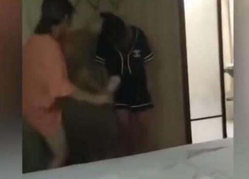 少女被摁马桶暴打