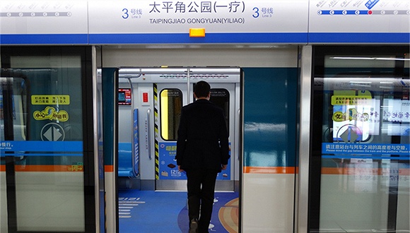 青岛胜利桥站塌陷