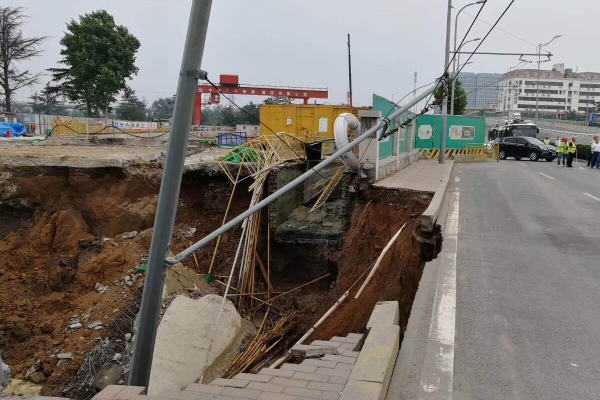 青岛胜利桥站塌陷