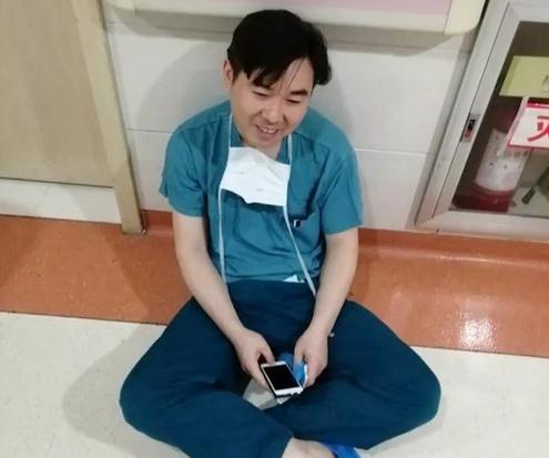 医生瘫坐老婆病房